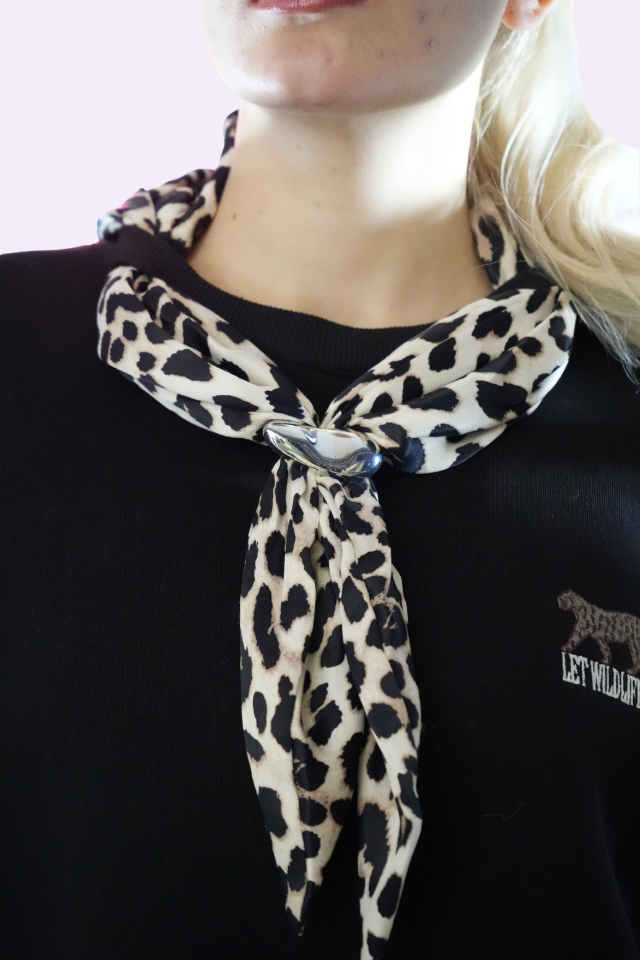 leopar fularlı siyah oversize sweatshirt leopar fularlı siyah oversize sweatshirt