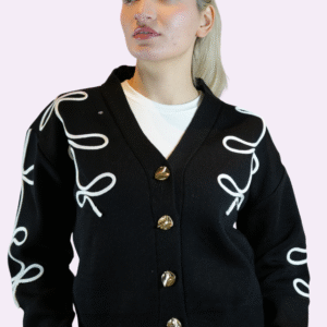 gold düğmeli desenli siyah kısa triko hırka